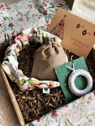 Box Prezentowy - Opaska marszczona Meadow WHITE